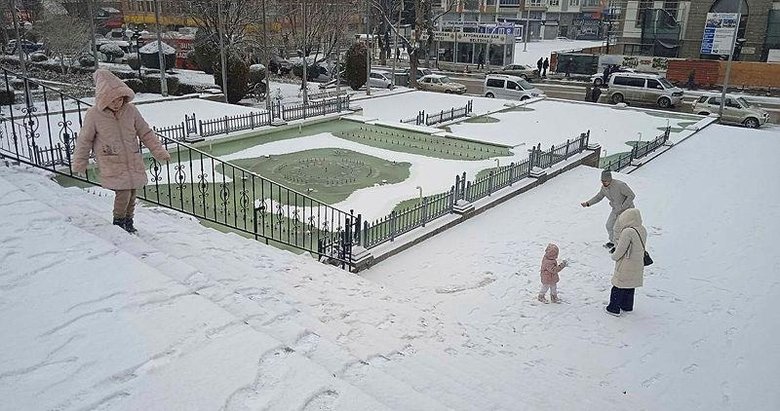 Meteoroloji Ege’nin o kentini uyarmıştı: Beyaz örtü serildi