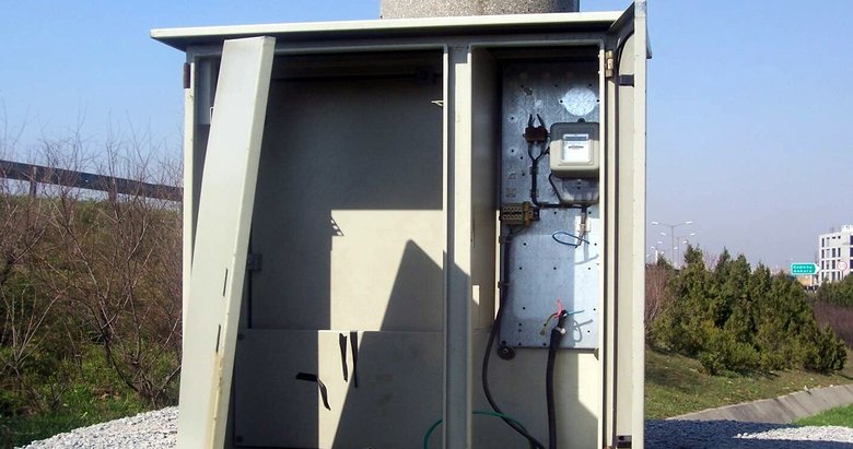 Izmir De Trafo Binasina Giren Hirsizlik Zanlisi Akima Kapilarak Oldu Izmir Haberleri