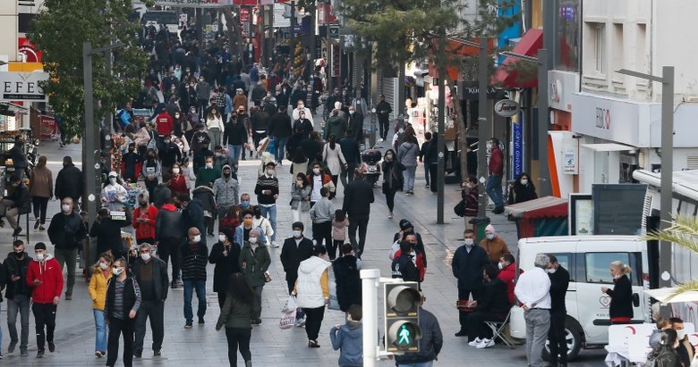 İzmir’de sokağa çıkma kısıtlamasının bitmesiyle meydanlar hareketlendi