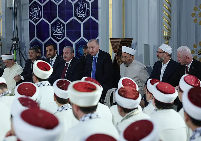 baskan-erdogan-333-hafiz-icin-icazet-torenine-katildi-1777033933780.png
