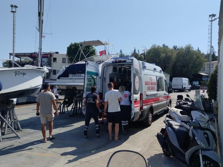 Gezi teknesinde düşen personel deniz ambulasıyla tahliye edildi