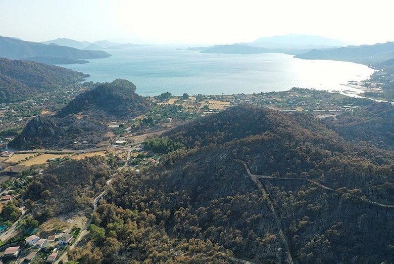 Marmaris’in önemli turizm bölgelerinden Kızkumu Plajı çevresinde yanan ormanlık alanlar havadan görüntülendi