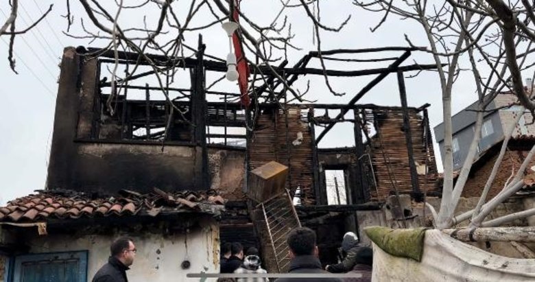 İzmir’de 2 katlı evde çıkan yangında 19 yaşındaki genç yaşamını yitirdi