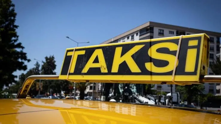 izmirde-taksi-tartismasi-buyuyor-soforler-odasindan-sert-yanit-tur-satmiyoruz-yolcu-tasiyoruz-1787122579920.png
