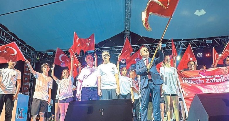 Demokrasi meşalesinin yakıldığı Marmaris’te halk nöbetteydi