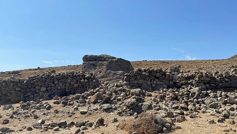 canakkale-gokceadada-2-bin-400-yillik-gizem-dev-kayaya-oyulmus-ikiz-mezarlar-1789221742936.jpeg