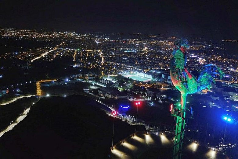 Dev horoz heykeli Azerbaycan’ın renklerine büründü