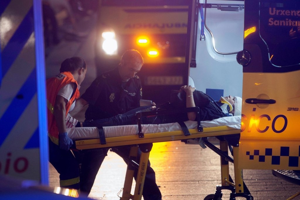 Rap sanatçısı ’Zıplayın’ dedi İspanya’da ahşap kaldırım çöktü: 316 yaralı