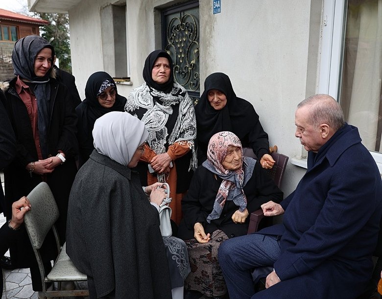 Başkan Erdoğan, Rize’de komşularıyla bayramlaştı