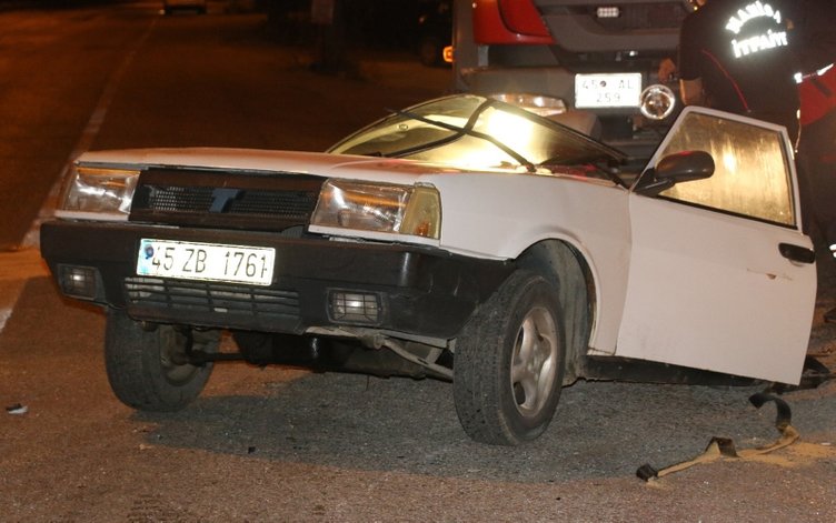 Manisa’da feci kaza! Otomobil ikiye bölündü