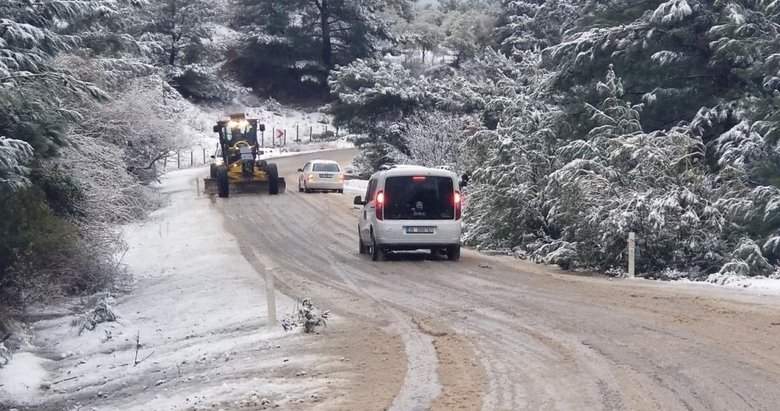 İzmir ve Manisa’nın yüksek kesimlerinde kar yağışı etkili oldu
