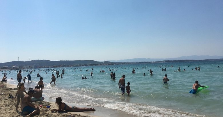 İzmir’de plajlar doldu, sosyal mesafe unutuldu