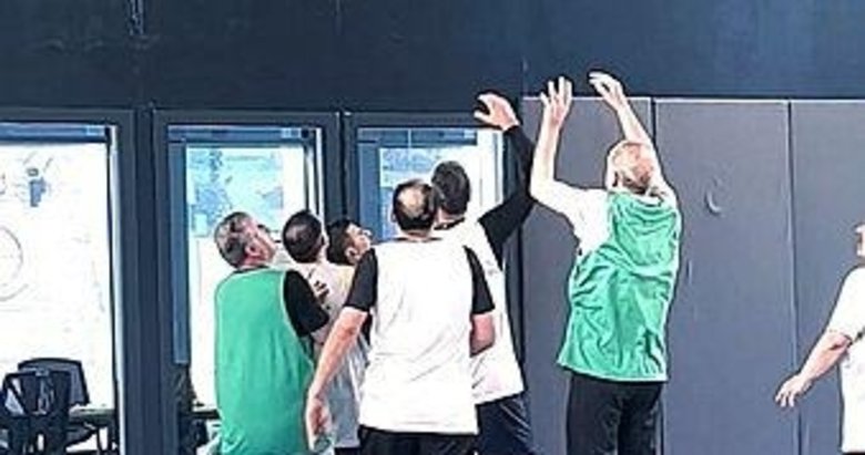 Hem sahada hem masada oyun kurucu