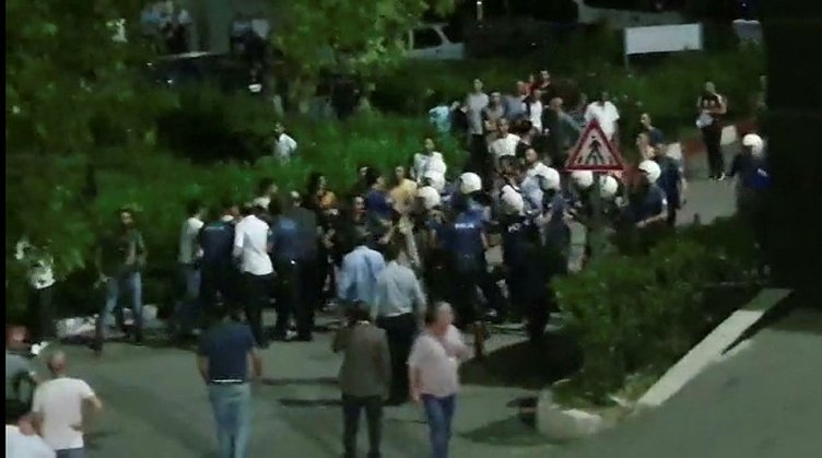 İzmir Karabağlar’da iki aile arasında kavga! Ölü ve yaralılar var