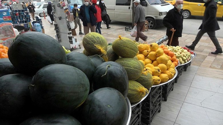 Küçük olaylara alışan manav, çalınan meyveler pahalı olunca hakkını helal etmedi
