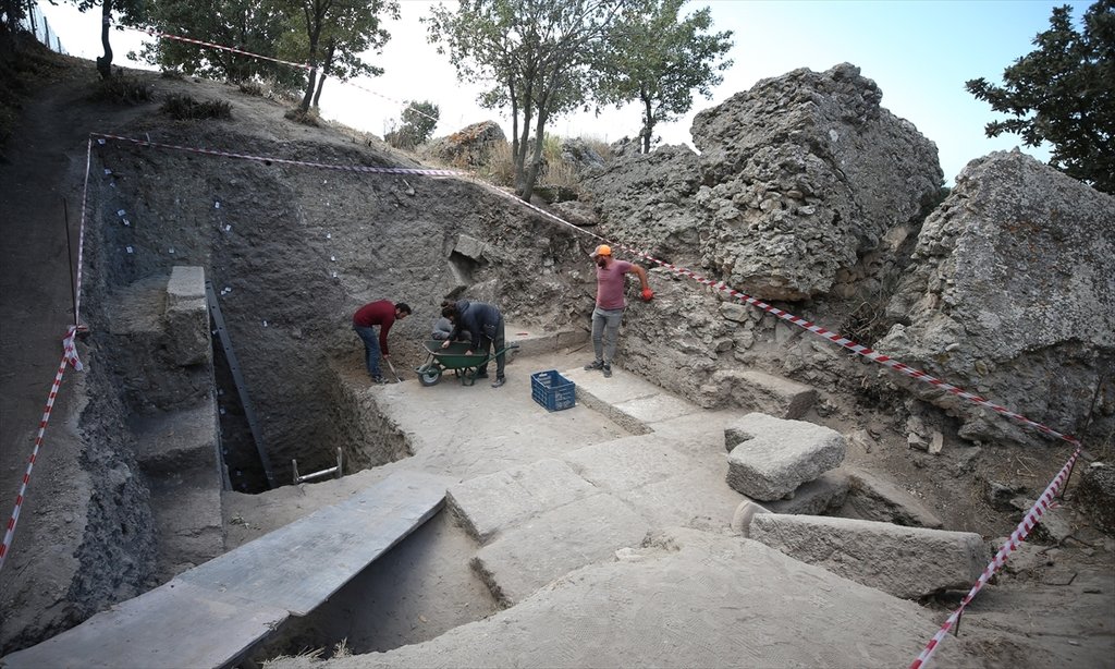 Çanakkale’de Alexandria Troas’da 2 bin 200 yıllık çarşının iki kapısına ulaşıldı