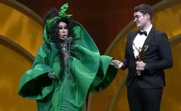 Bülent Ersoy’dan kendisini eleştirenlere Rihanna’lı yanıt