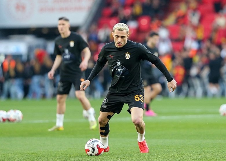 galatasarayda-baris-alper-yilmaz-firtinasi-kaptan-olarak-ciktigi-sahada-sov-yapti-1775687062249.jpeg