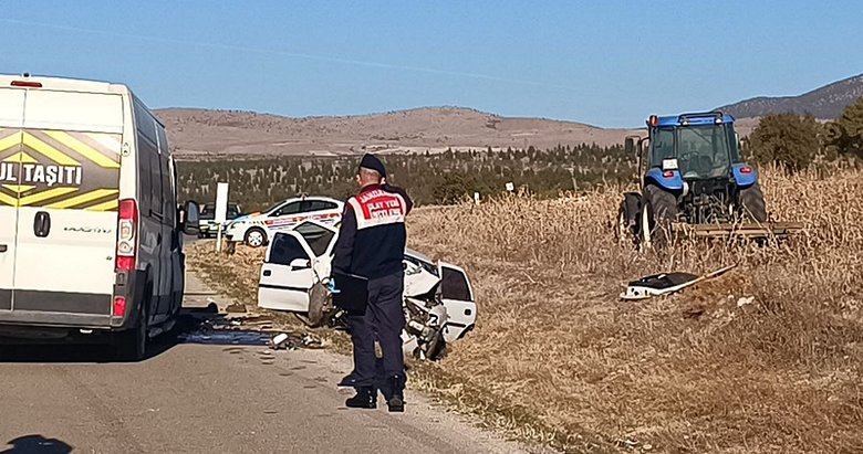 Servis aracı otomobille çarpıştı: 5 kişi öldü