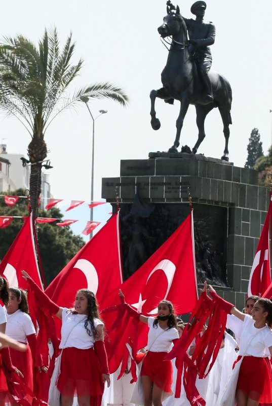 İzmir’de 23 Nisan coşkusu! Bayrağını kapan koştu
