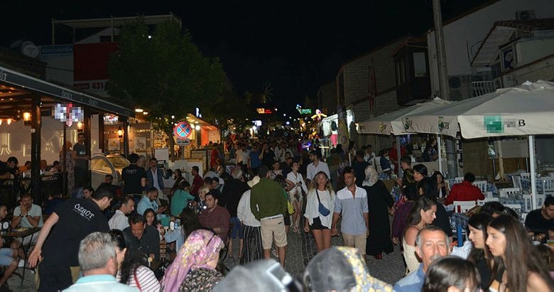 Çeşme’de gündüz plajlar, gece Alaçatı sokakları doldu