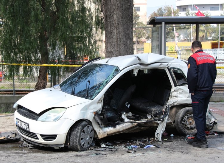 İzmir’de feci kaza! Minibüs ve otomobil çarpıştı