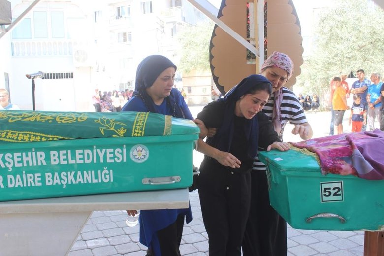 İzmir’deki kanlı olayda çocuklar defnedildi: Acılı annenin feryatları yürek dağladı