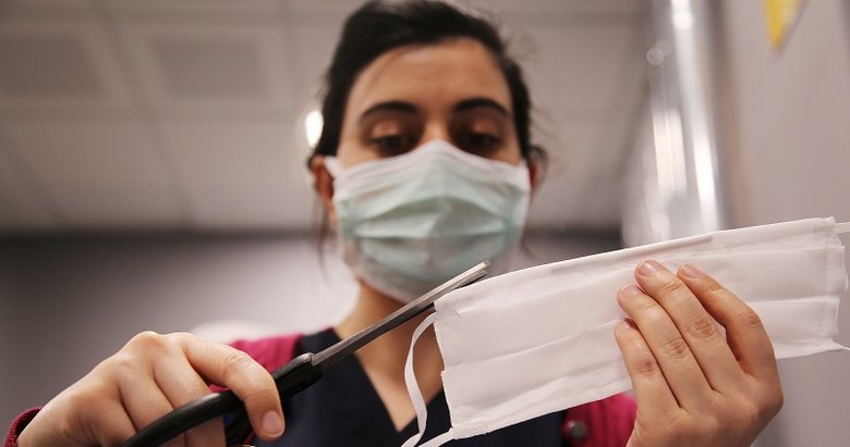 Manisa Şehir Hastanesinin maskelerini gönüllü personel dikiyor