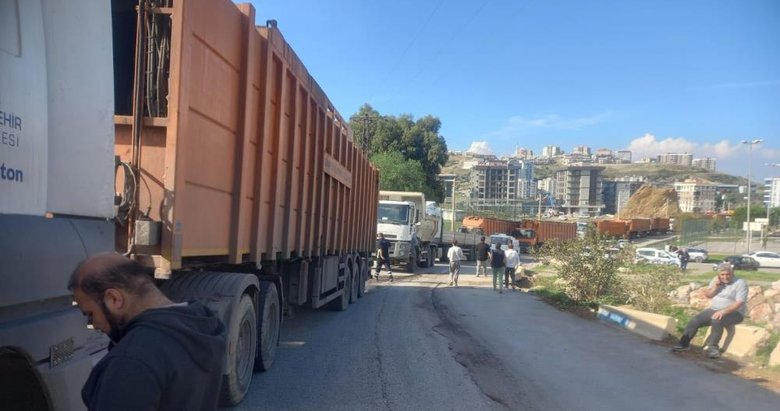 İzmir’de CHP’li belediyelerin çöp kavgası: Yolu kapattılar