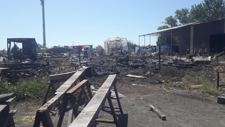 İzmir Çiğli’de, otluk alanda başlayan yangın iş yerine sıçradı