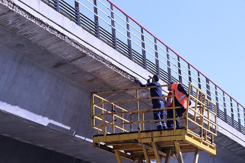 Köprüden beton parçaları düşüyor! Vatandaşlar ve çevredeki araçlar için tehlike saçıyor