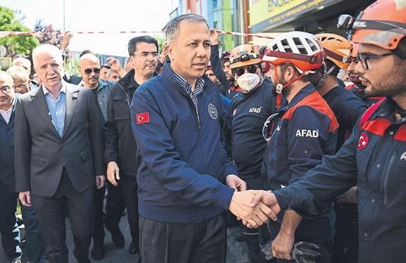 Üç katlı bina çöktü: 1 ölü, 8 yaralı