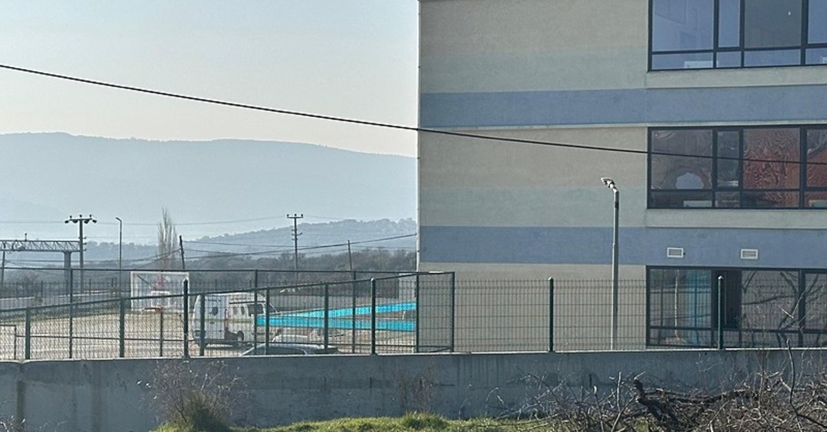 Çanakkale'de lise öğrencisi okulun camından atladı!