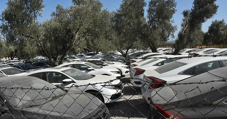 Sıfır otomobillerde ’stokçuluk’ iddiası! Herkes İzmir’deki bu görüntüleri konuşuyor; firmadan açıklama geldi