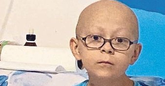 Direksiyon hakimiyetini kaybetti, trafik lambalarına çarptı