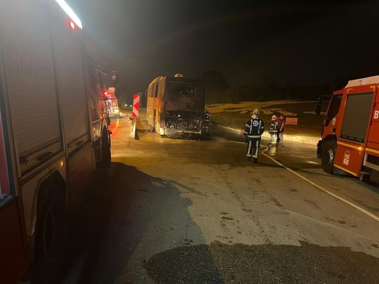 Otoyolda feci olay! Seyir halindeki tur otobüsü alevlerin içerisinde kaldı