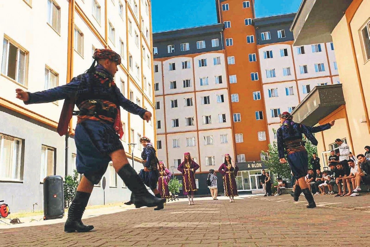 Aydın’da kampüs kapıları zeybekle açıldı