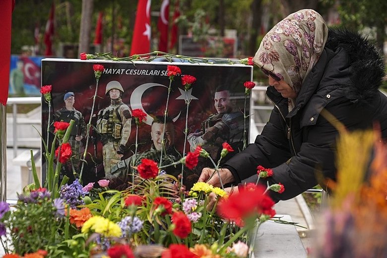 İzmir’de Kadifekale Hava Şehitliği’nde hüzünlü ziyaret