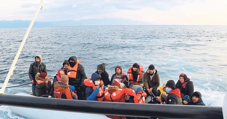 Ayvalık açıklarında 28 göçmen kurtarıldı