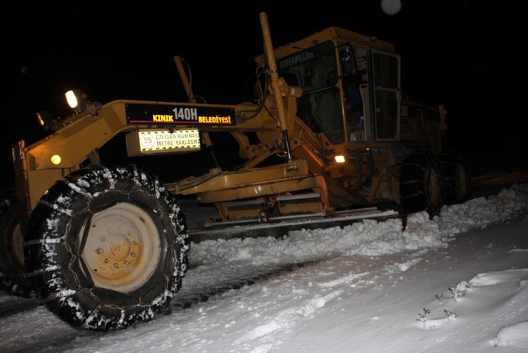 İzmir beyaza büründü! Öğrenci servisi yolda kaldı