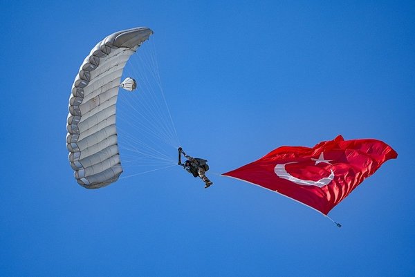 izmirde-sov-basladi-nefes-kesen-prova-ucusu-gokyuzunu-salladi-soloturk-ve-turk-yildizlari-gosteri-duzenleyecek-1780592822933.jpeg