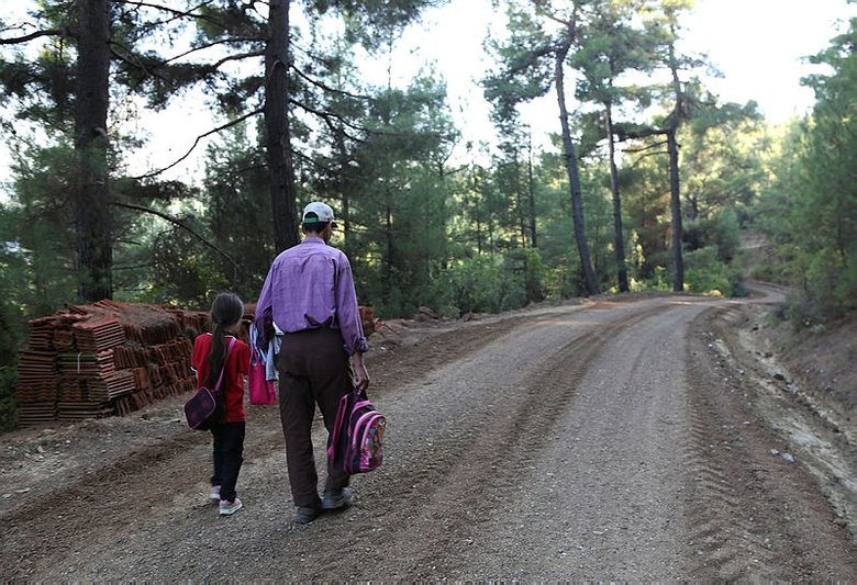 Muğla’da kızı okula gitsin diye veresiye yol yaptıran babanın borçlarını valilik kapattı