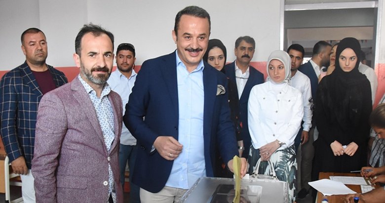 AK Parti İzmir İl Başkanı Şengül eşi ve kızları ile oy kullandı