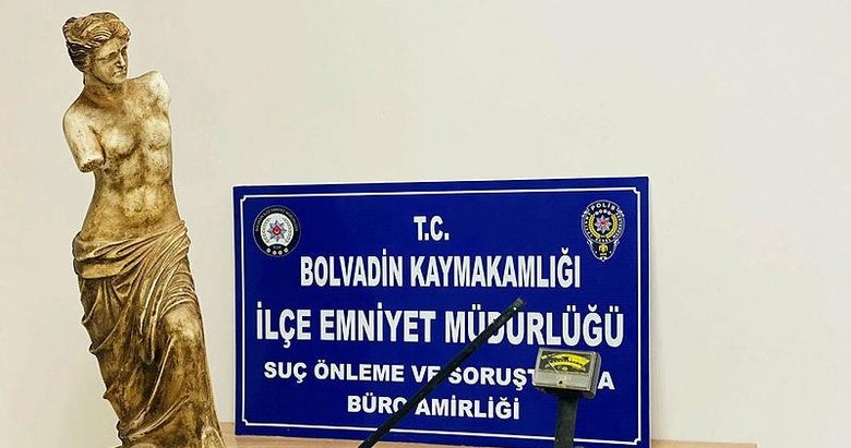Polisin baskın düzenlediği evden 1 metre heykel çıktı