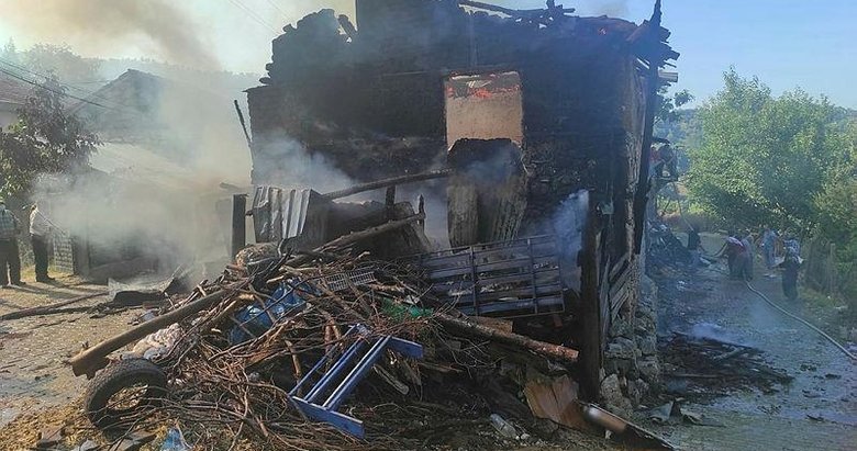 Simav’da çıkan yangında bir ev tamamen yandı