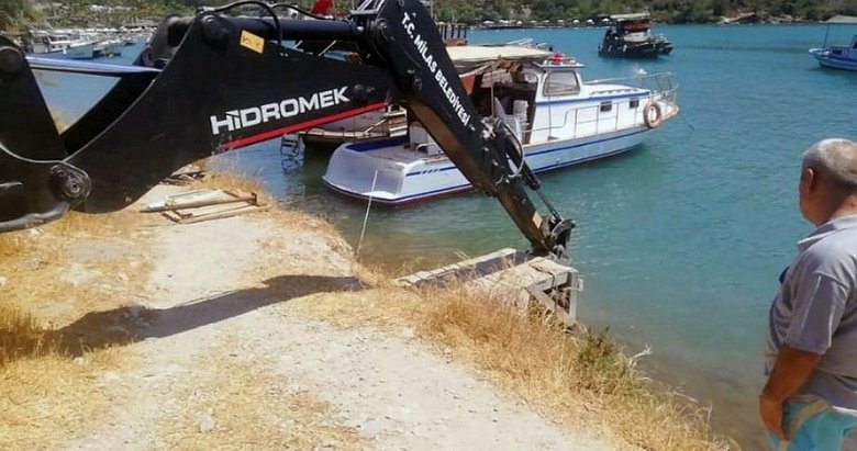 Milas kıyılarında kaçak iskelelerin yıkımına başlandı