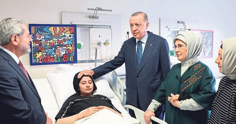 Enkazdan çıkan çocuklara Erdoğan çiftinden ziyaret