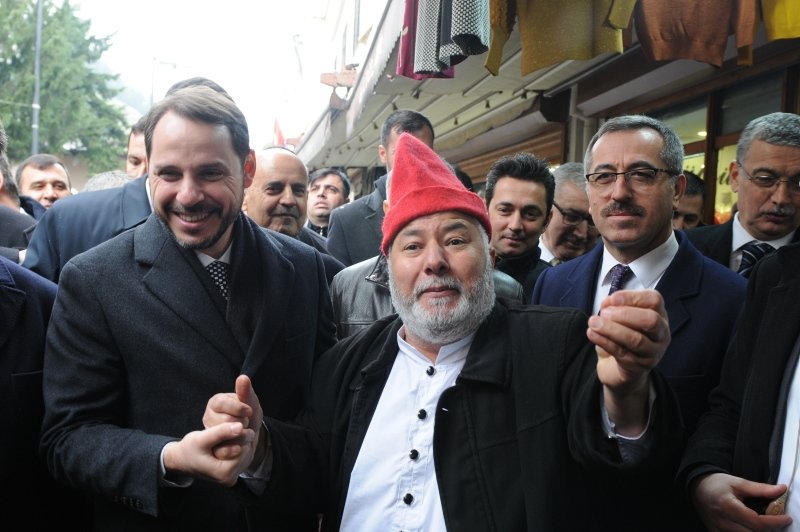 Hazine ve Maliye Bakanı Berat Albayrak Kahramanmaraş’ta vatandaşlara pilav dağıttı! Maraş’ta sevgi seli
