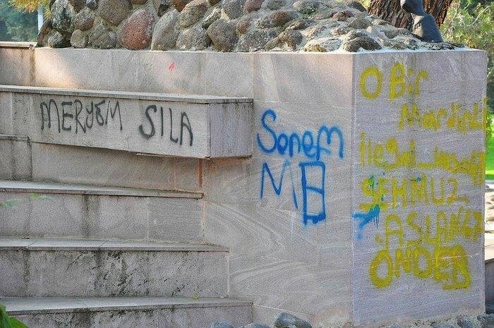 Manisa’da Fatih Sultan Mehmet heykeline büyük saygısızlık