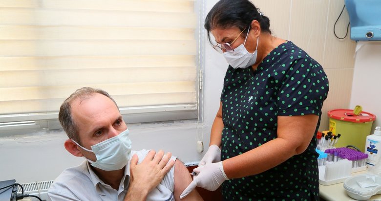 Yerli aşı TURKOVAC, İzmir’de gönüllülere uygulanmaya başlandı